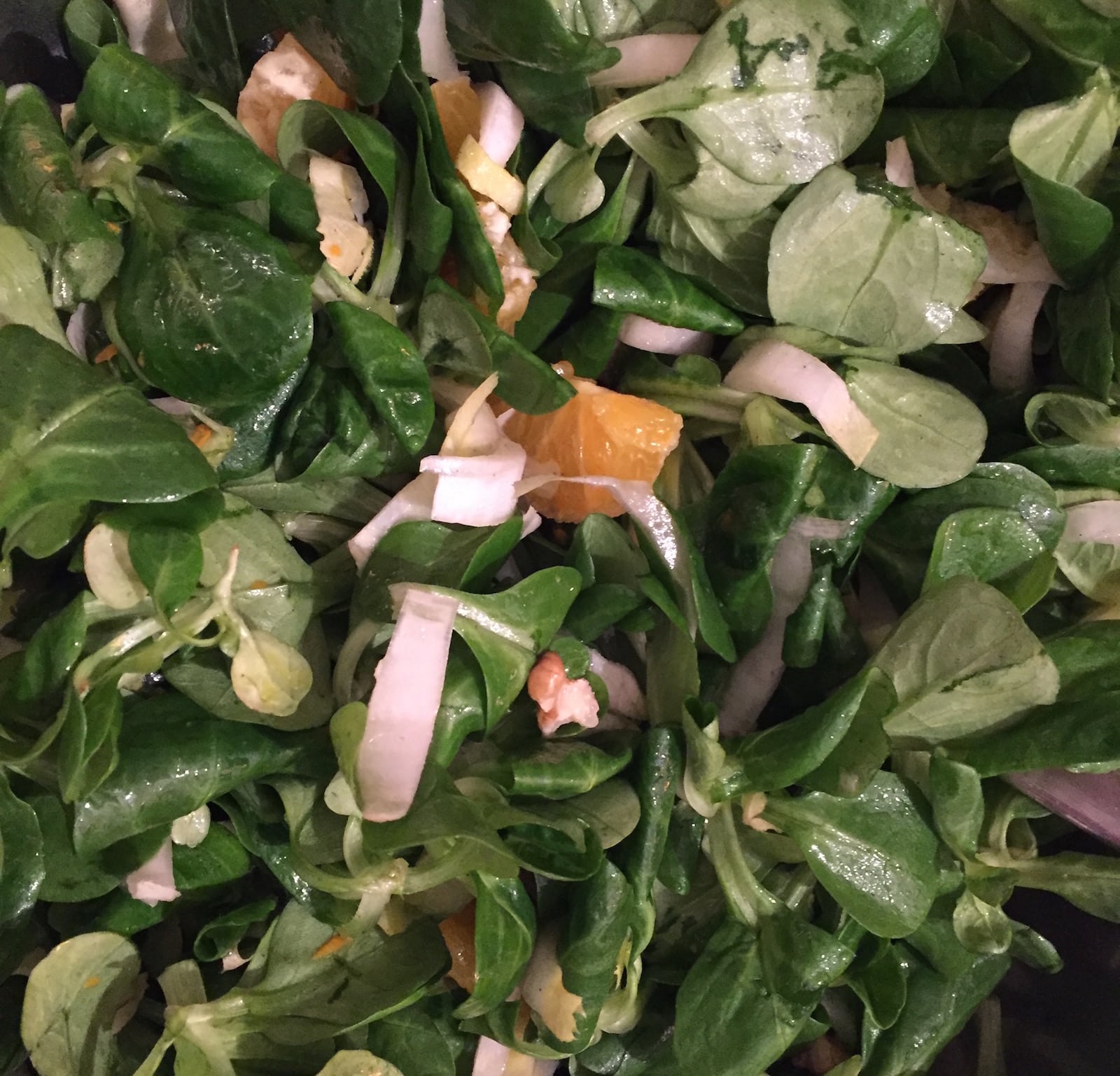 Feldsalat mit Chicorée und Walnüssen