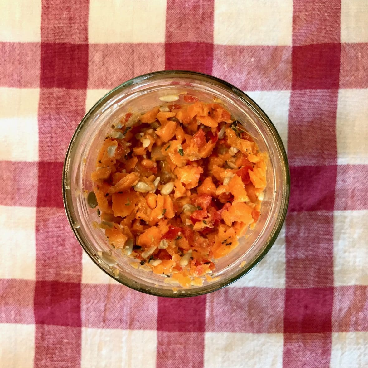 Rohköstlicher Möhren-Paprika-Mandarinen-Salat aus dem Thermomix mit ätherischen Ölen in einem kleinem Glas für das Buffett.